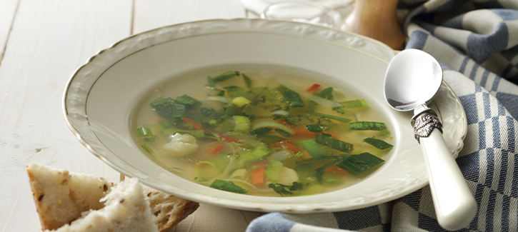 Heldere groentebouillon