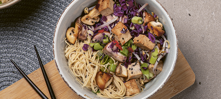 Noodles met tofu en rode kool