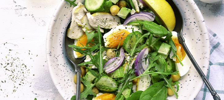 Groene salade met kikkererwten en ei
