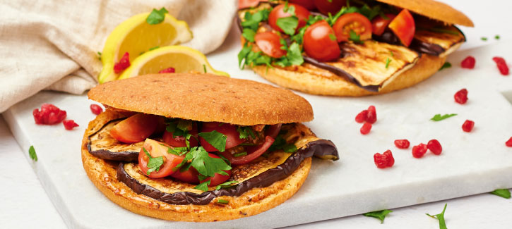 Mediterraan broodje met geroosterde aubergine