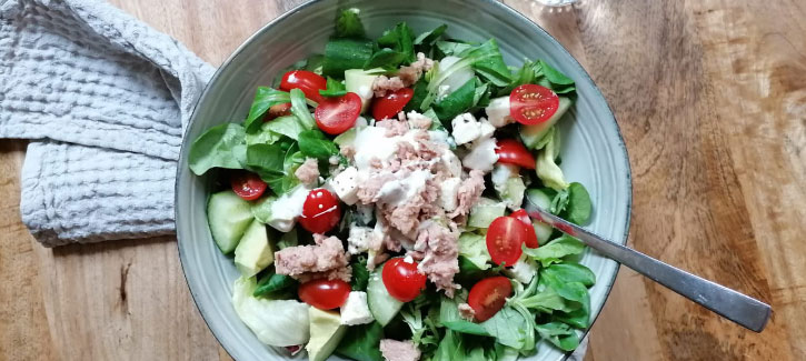 Tonijnsalade met feta, tomaatjes en limoendressing
