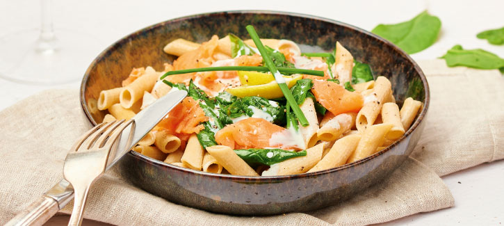 Romige penne met spinazie en gerookte zalm