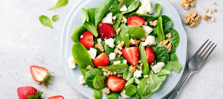 Aardbeiensalade met geitenkaas en walnoten