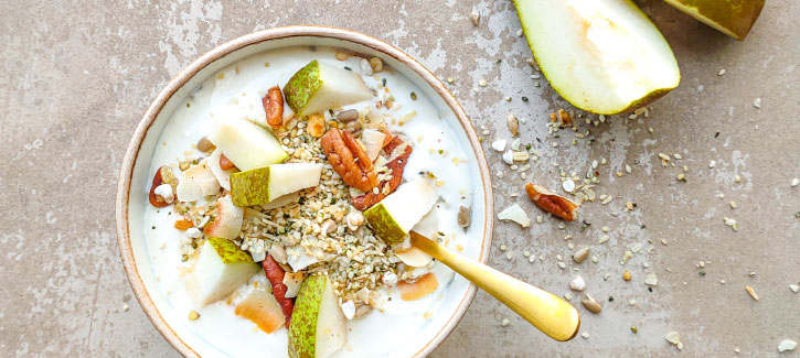 Granola pecan mango met verse peer