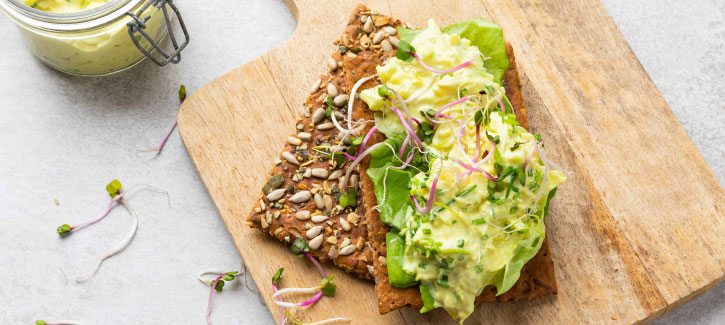 Crackers met kip-kerrie salade