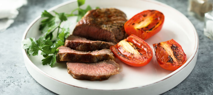 Biefstuk met gegrilde tomaten en salade