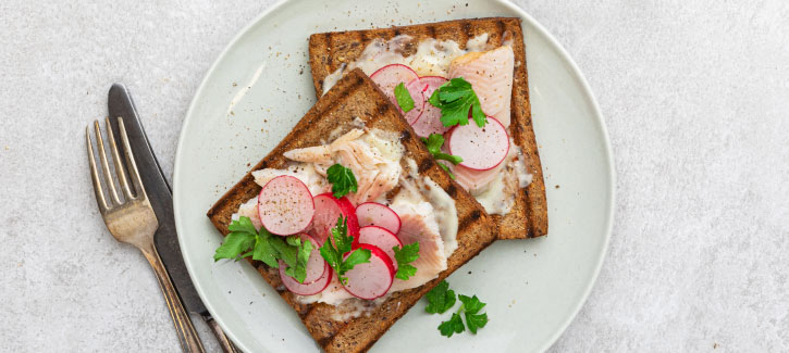 Toast met gerookte forel en radijsjes