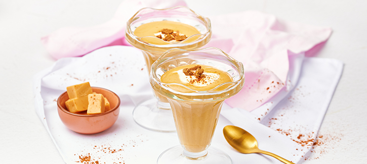 Karamel toffee-toetje met ‘slagroom’ en speculaaskruimels
