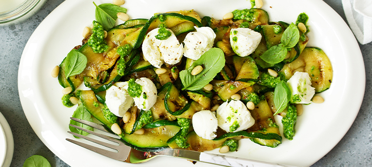Gegrilde courgettesalade met mozzarella en pesto