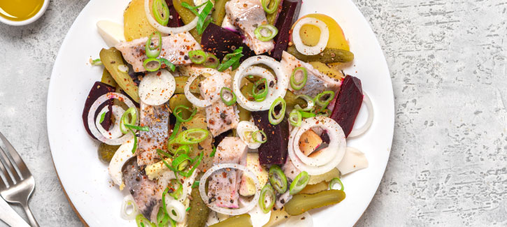Haringsalade met biet, augurk en aardappel