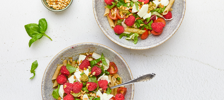 Pastasalade met mozzarella en frambozen
