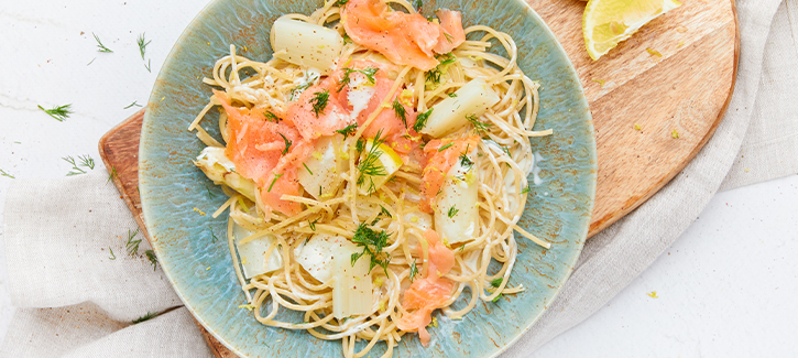 Spaghetti met witte asperges en gerookte zalm