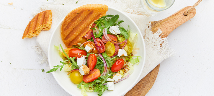 Tomatensalade met geitenkaas en pita