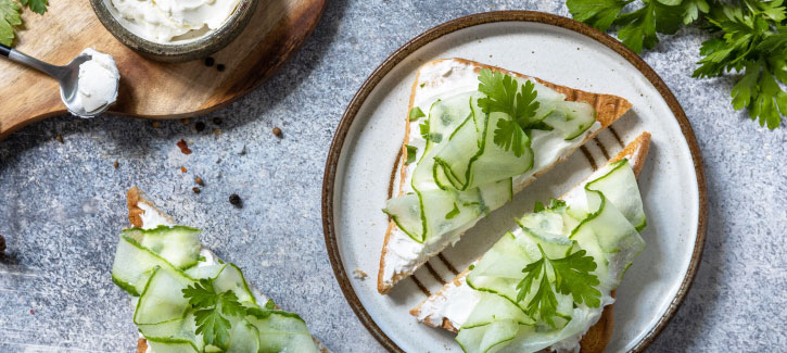 Toast met roomkaas, komkommer en verse peterselie