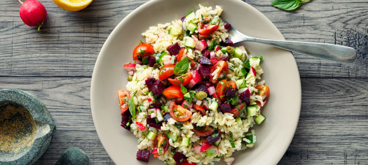 Frisse rijstsalade met rode biet en radijsjes