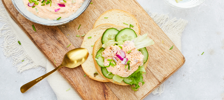 Toast met gerookte zalmsalade en komkommer