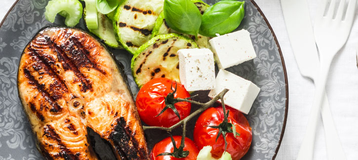 Gegrilde zalm met groente en feta