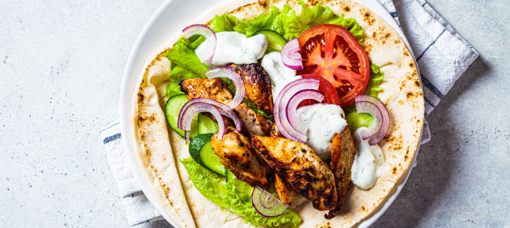 Griekse wrap met kipfilet en tzatziki