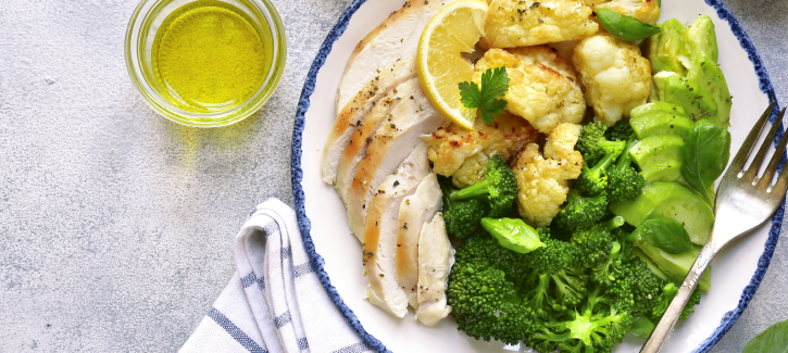 Gebakken kipfilet met bloemkool, broccoli en gremolata