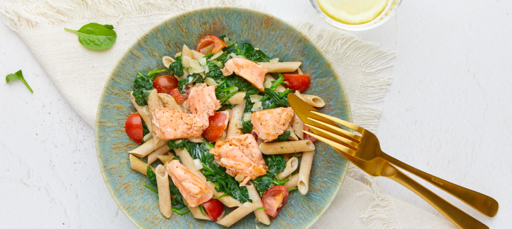 Pasta met verse zalm en spinazie en tomaatjes
