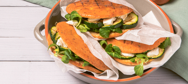 Mediterraan broodje met gegrilde courgette