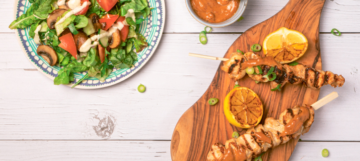 Kipspiesjes met salade van champignons en tomaat
