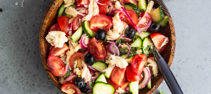 Panzanella met zwarte olijven en tonijn
