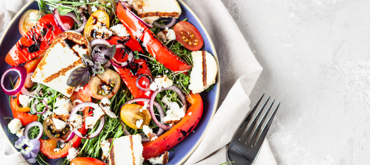 Salade met gegrilde paprika en halloumi