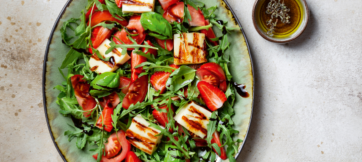 Frisse salade met aardbeien en halloumi