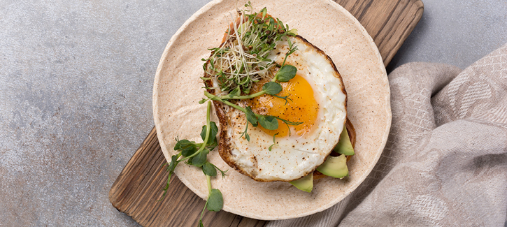 Toast met avocado en gebakken ei