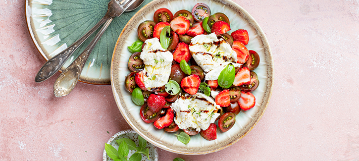 Tomatensalade met aardbeien en mozzarella