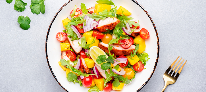 Mexicaanse salade met gegrilde kip en nectarine
