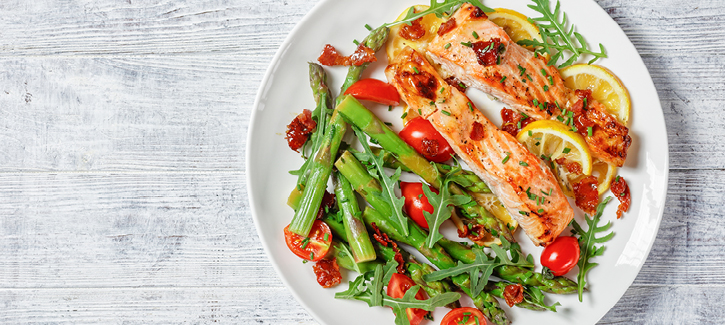 Zalm met asperges, krokante ham en bieslookboter