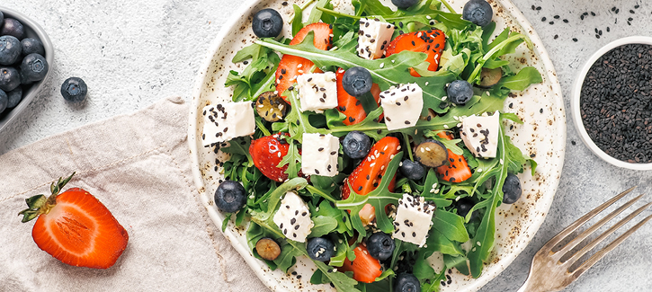 Rucolasalade met feta, blauwe bessen en aardbeien
