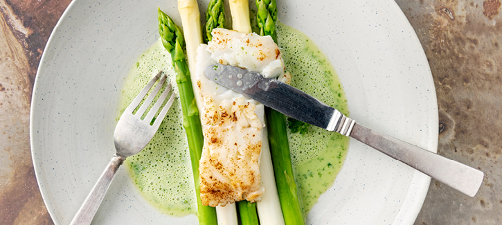 Kabeljauw met asperges en aspergeschuim