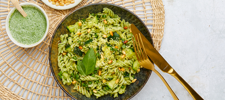 Groene pasta met citroenrasp en pijnboompitten