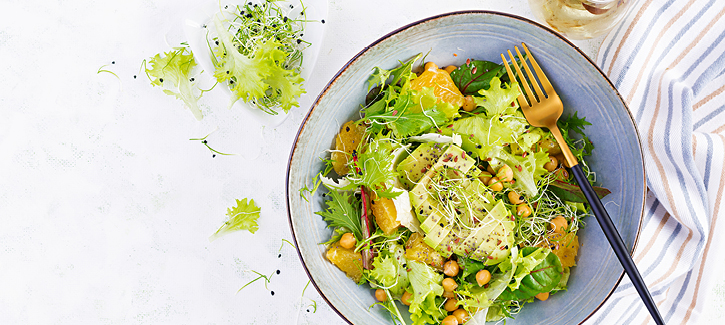Friszoete salade met sinaasappel en avocado