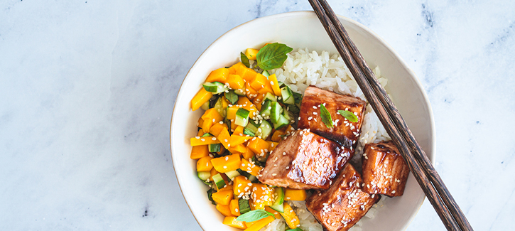 Zalm teriyaki met mango-komkommer salade