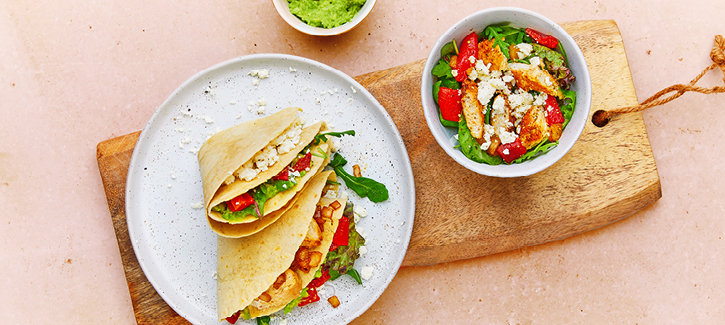 Mexicaanse wrap met kip, gegrilde paprika en crème fraîche