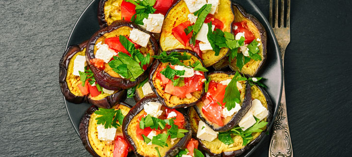 Gegrilde aubergine met geitenkaas en tomaat