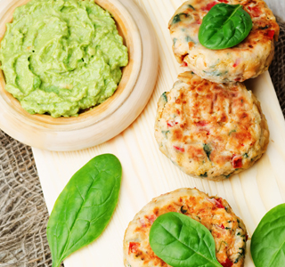 Zalmburger met spinazie en avocadomousse