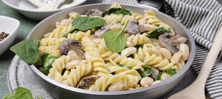 Fusilli met kruidige kip, spinazie en geroosterde tomaatjes