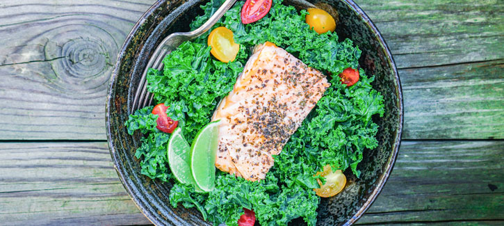 Boerenkoolsalade met zalm