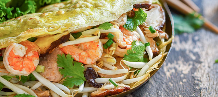 Banh Xeo van ei met pittige garnalen, kip en sojascheuten