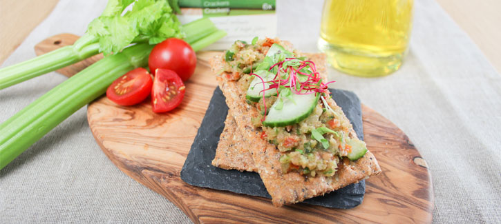 Ambachtelijke crackers met frisse groentespread