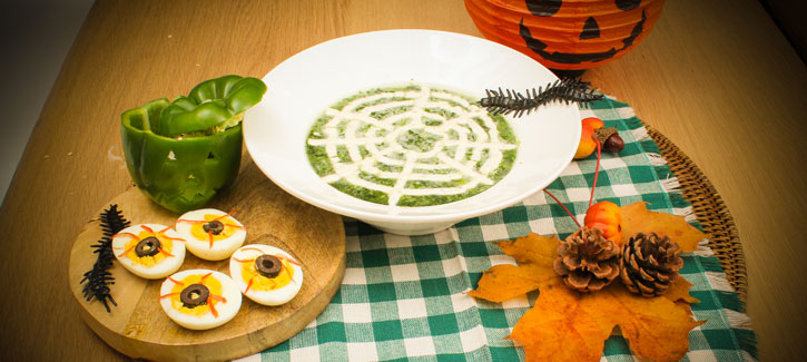 Halloween spinazie paprikasoep