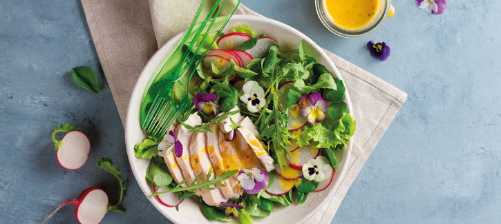 Salade met gerookte kip en radijsjes