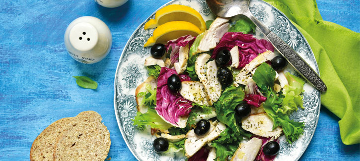 Salade met gerookte kip en olijven