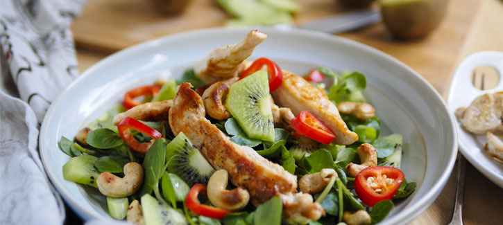 Salade met kip, kiwi en cashewnoten