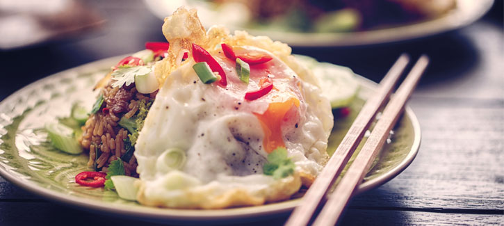 Pittige nasi met gebakken ei